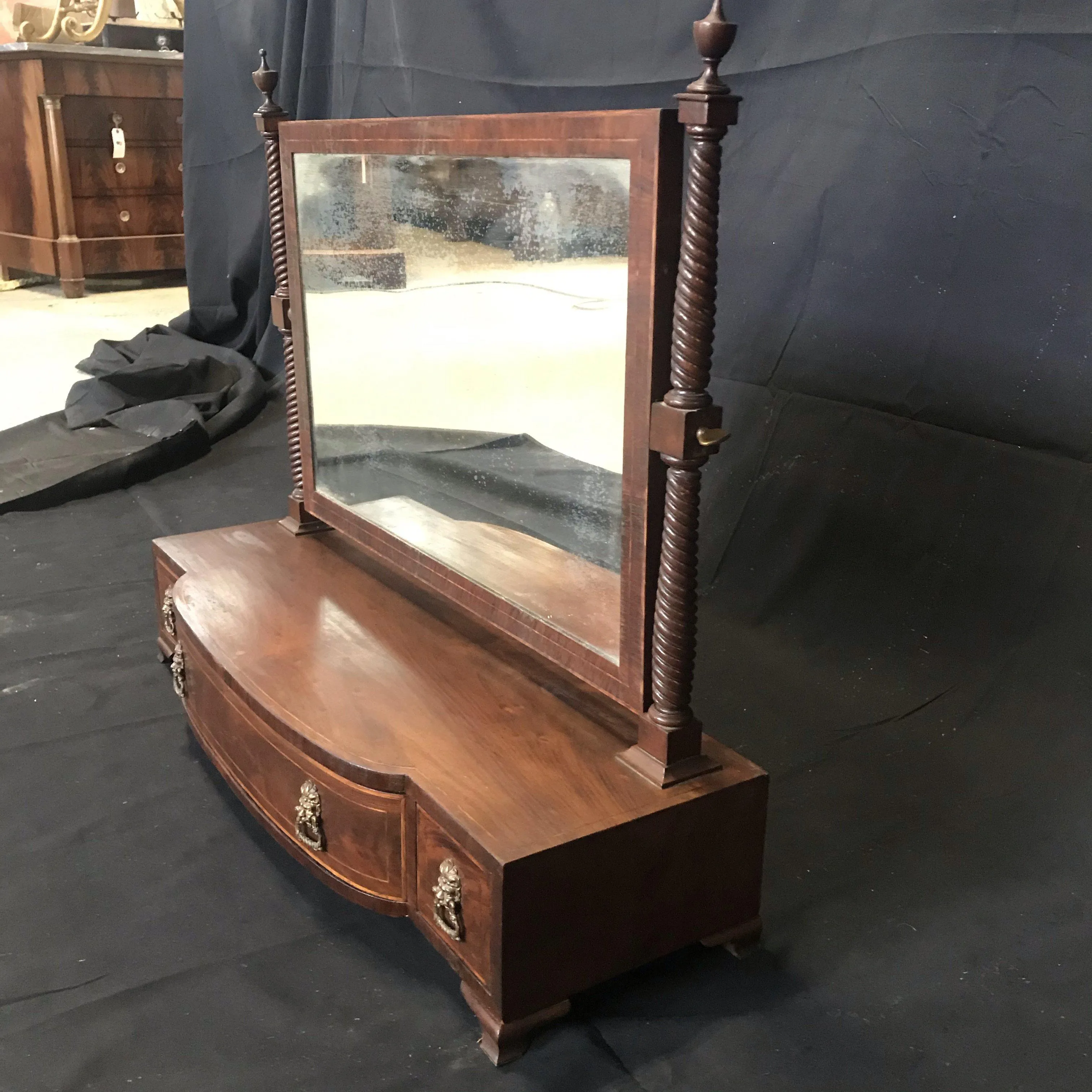 Georgian Regency Mahogany Dressing Table Swing Mirror Toilet with Lions Head Pulls