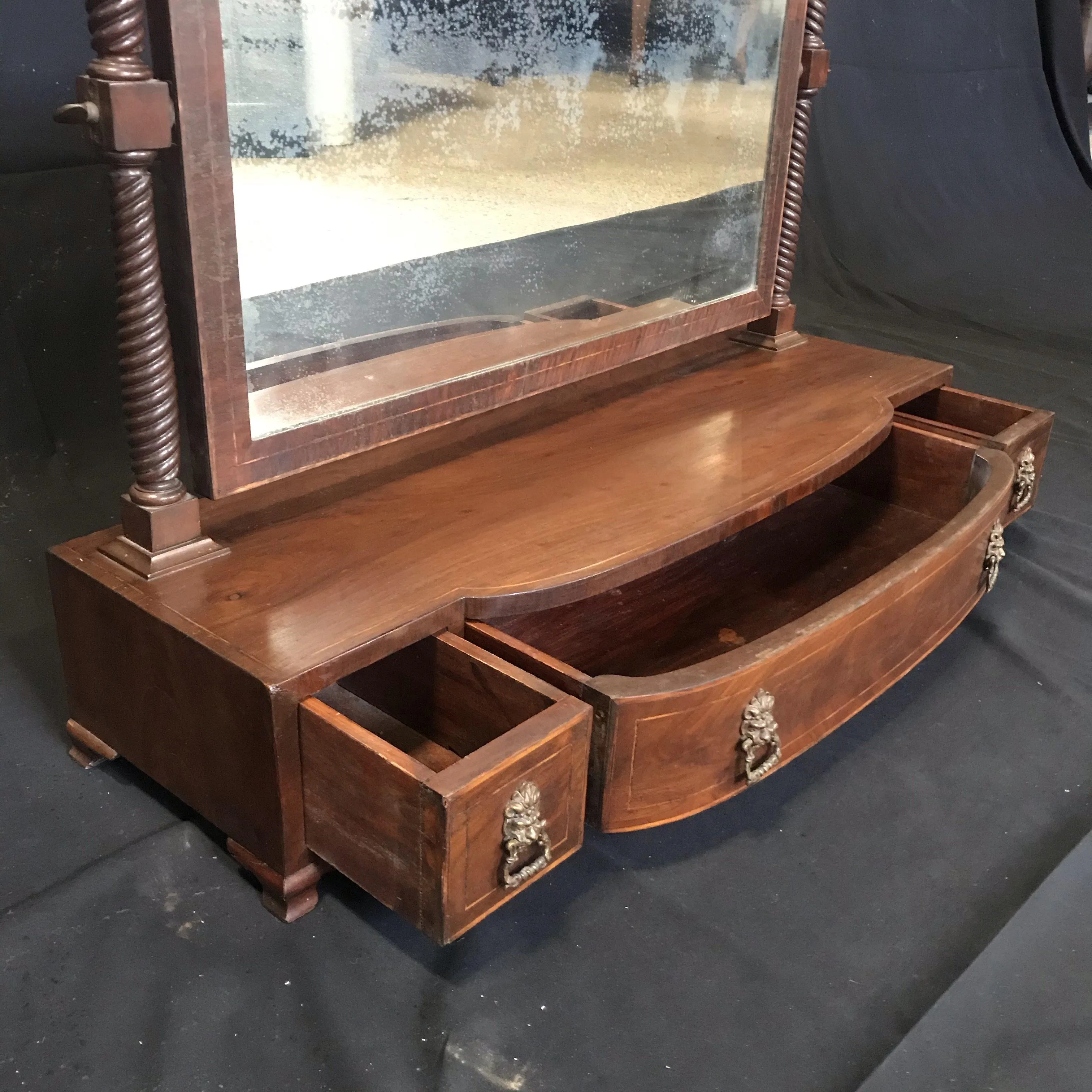 Georgian Regency Mahogany Dressing Table Swing Mirror Toilet with Lions Head Pulls