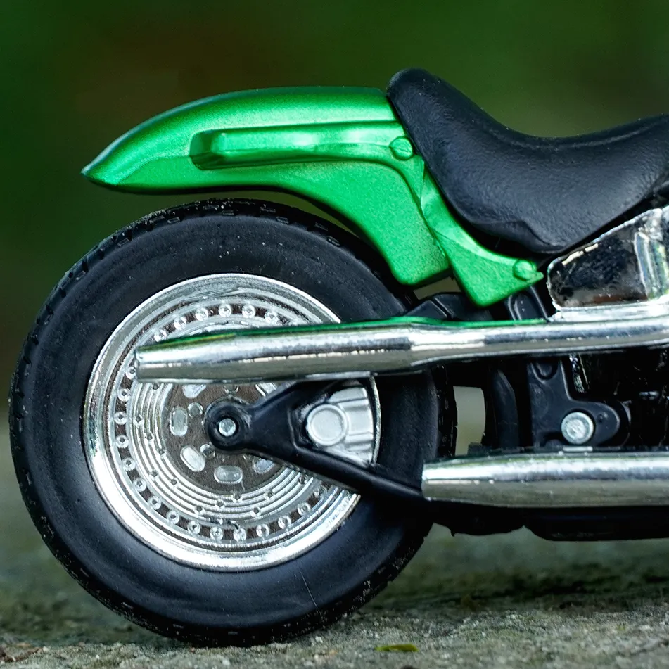 Harley Davidson 2000 FLSTF Street Stalker Fatboy 1:18 Scale Diecast Bike Model (Green)